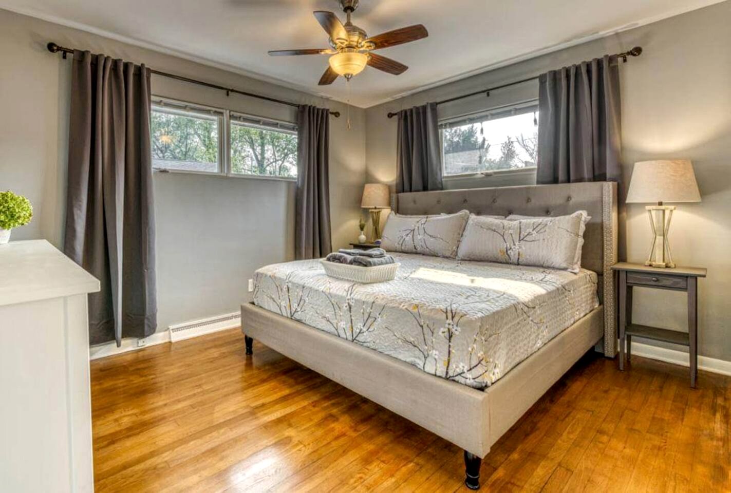 Beautiful Cottage with Hot-tub in Gary, Indiana