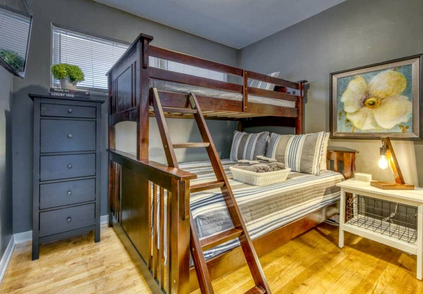 Beautiful Cottage with Hot-tub in Gary, Indiana