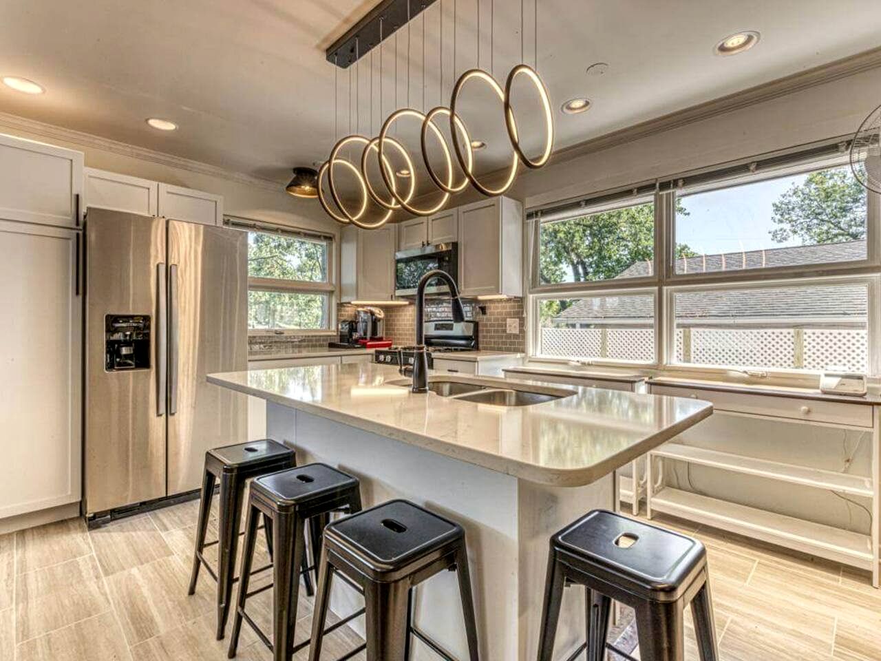 Beautiful Cottage with Hot-tub in Gary, Indiana