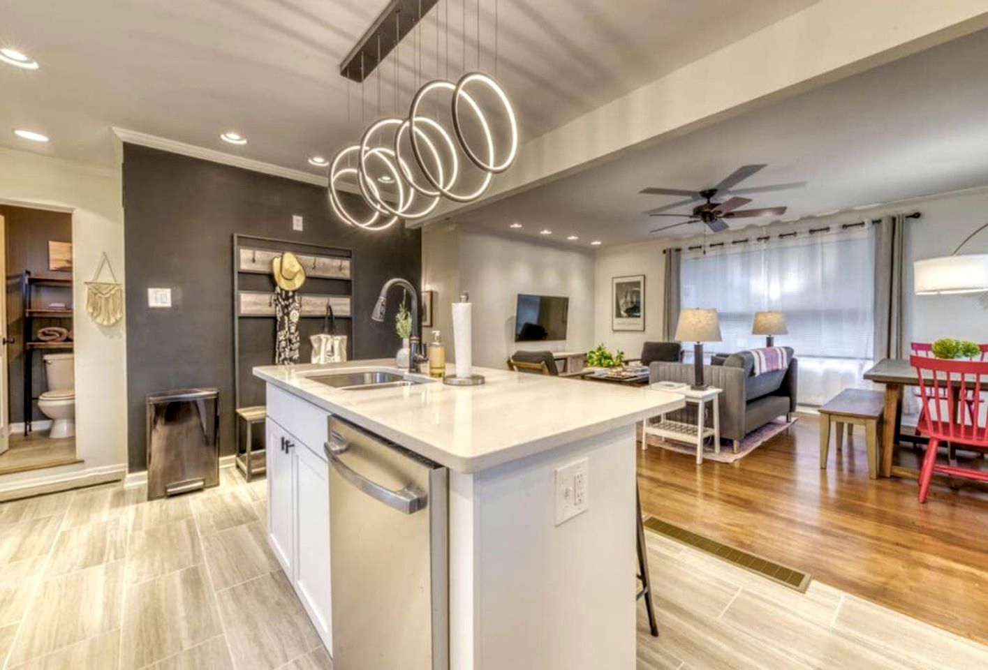 Beautiful Cottage with Hot-tub in Gary, Indiana