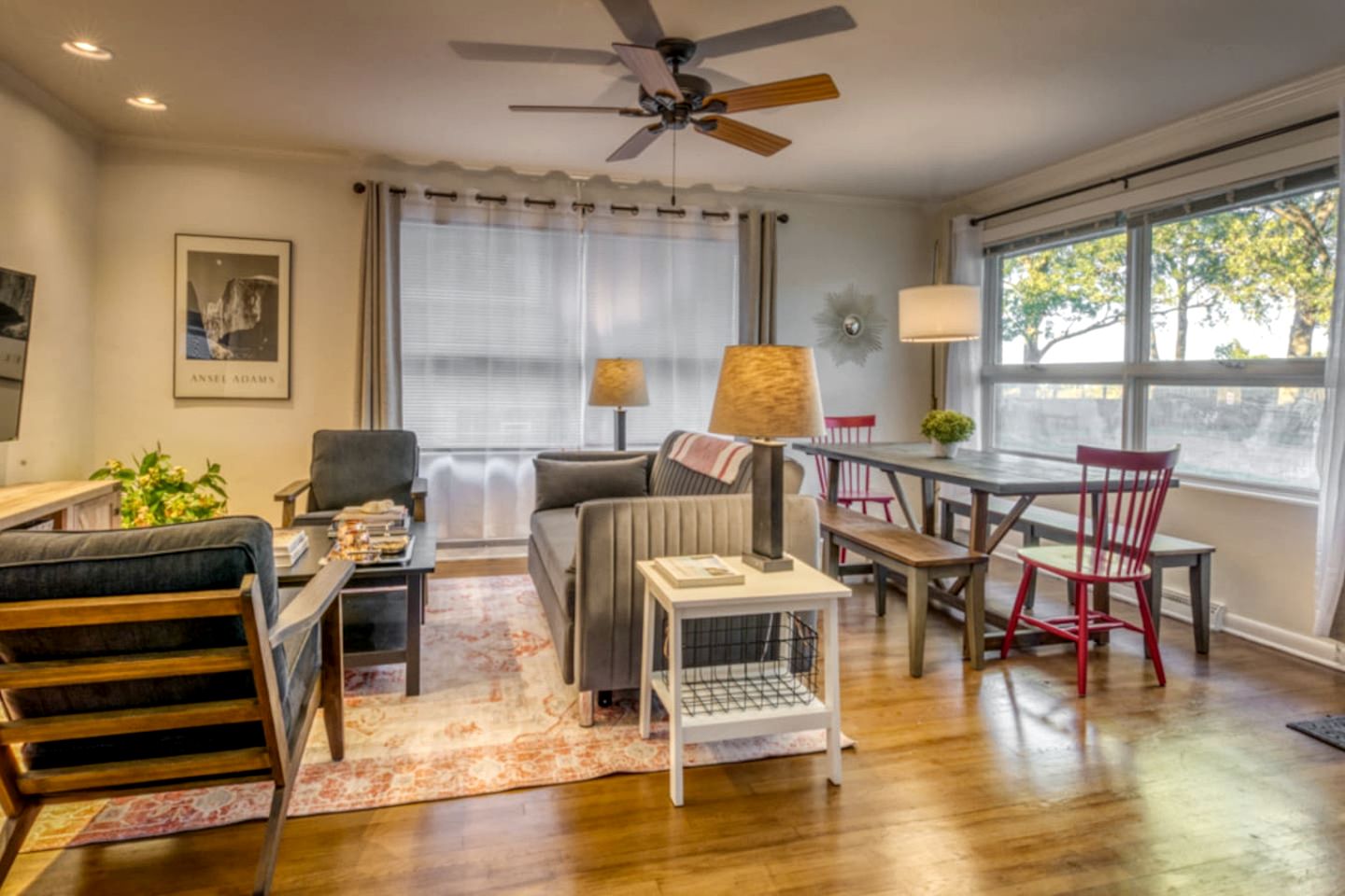 Beautiful Cottage with Hot-tub in Gary, Indiana