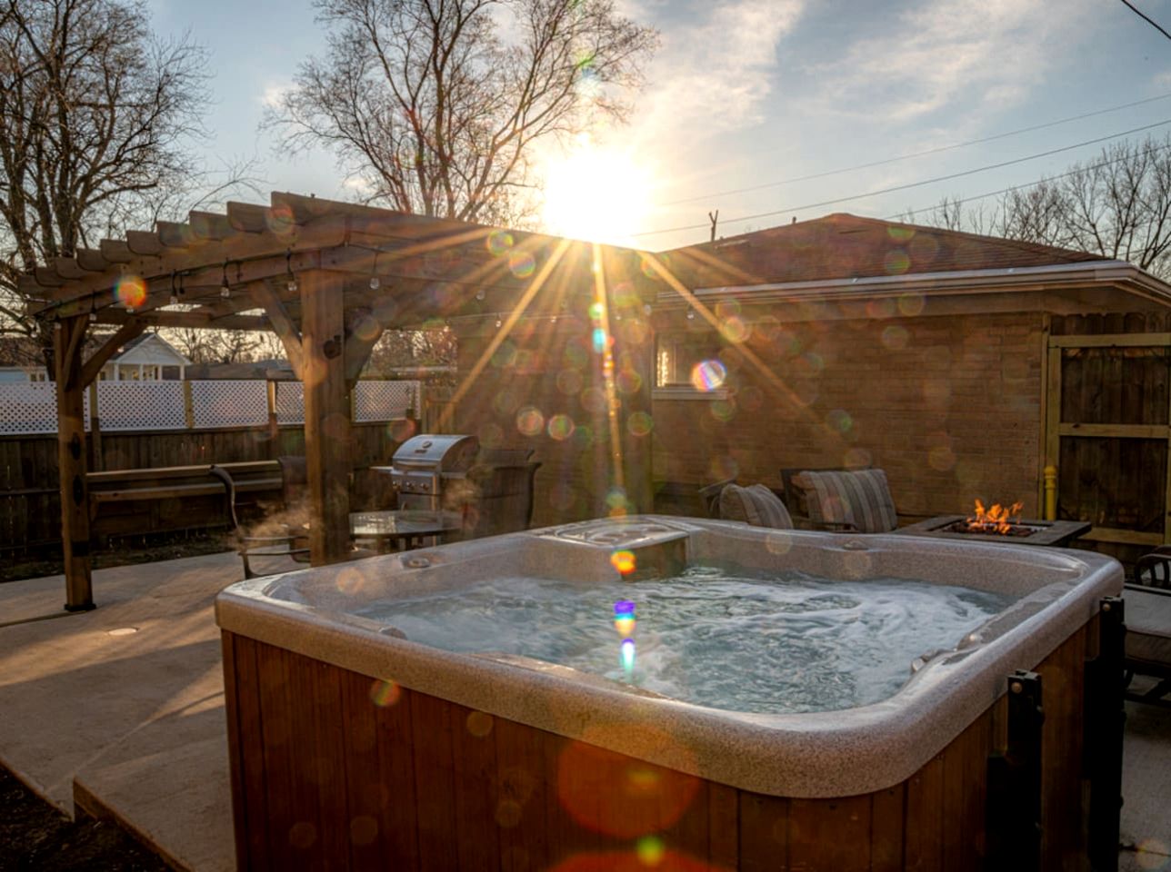 Beautiful Cottage with Hot-tub in Gary, Indiana