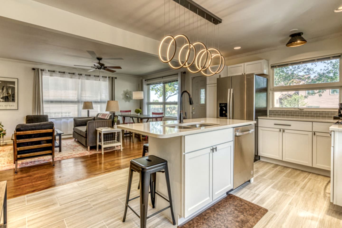 Beautiful Cottage with Hot-tub in Gary, Indiana