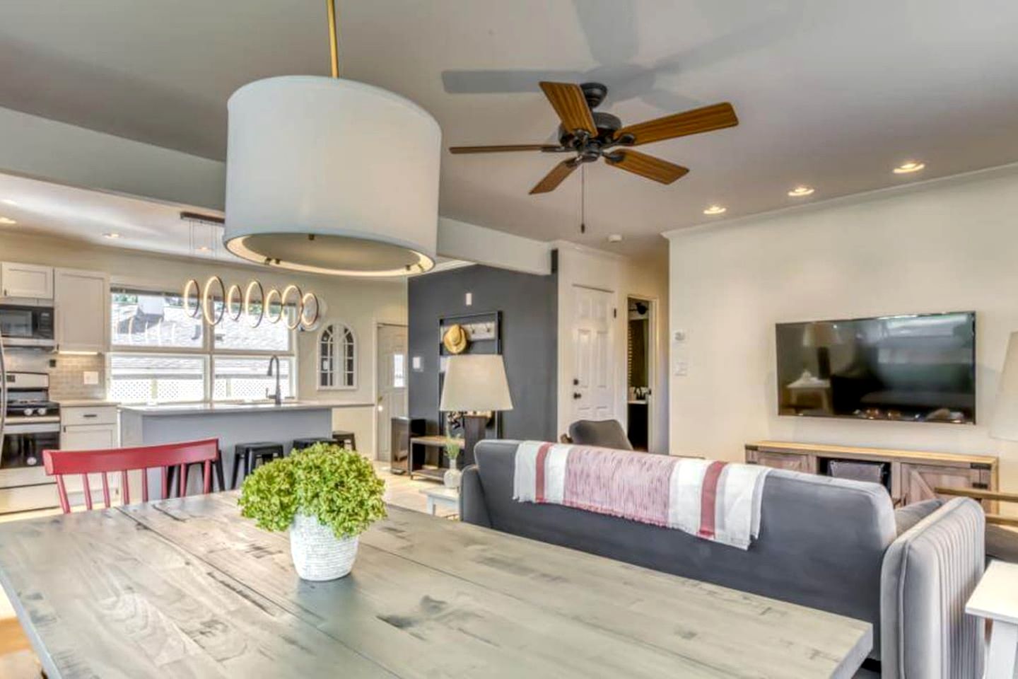 Beautiful Cottage with Hot-tub in Gary, Indiana