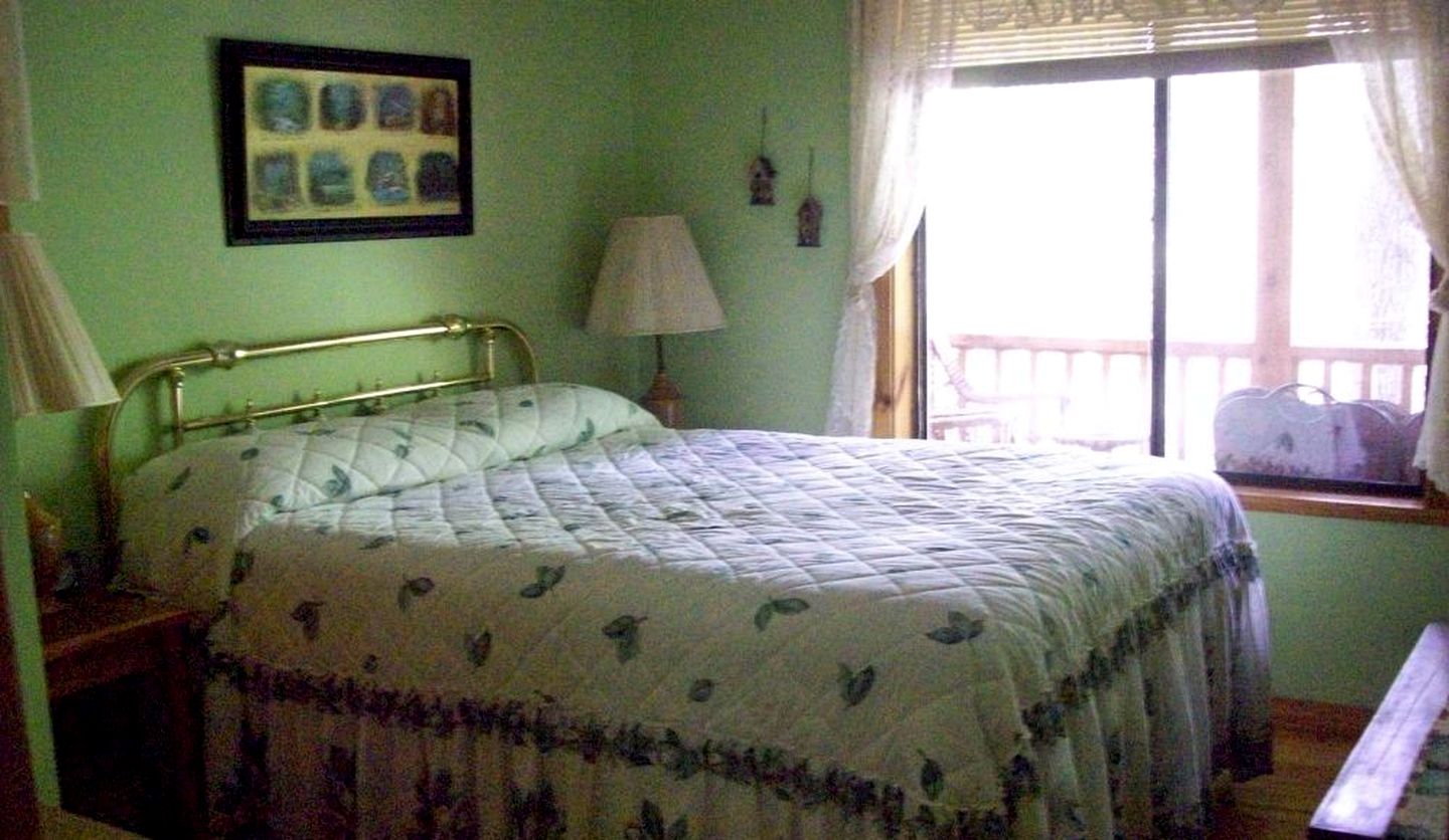 Comfortable Cottage Nestled on a Creek near Great Smoky Mountains National Park, Tennessee