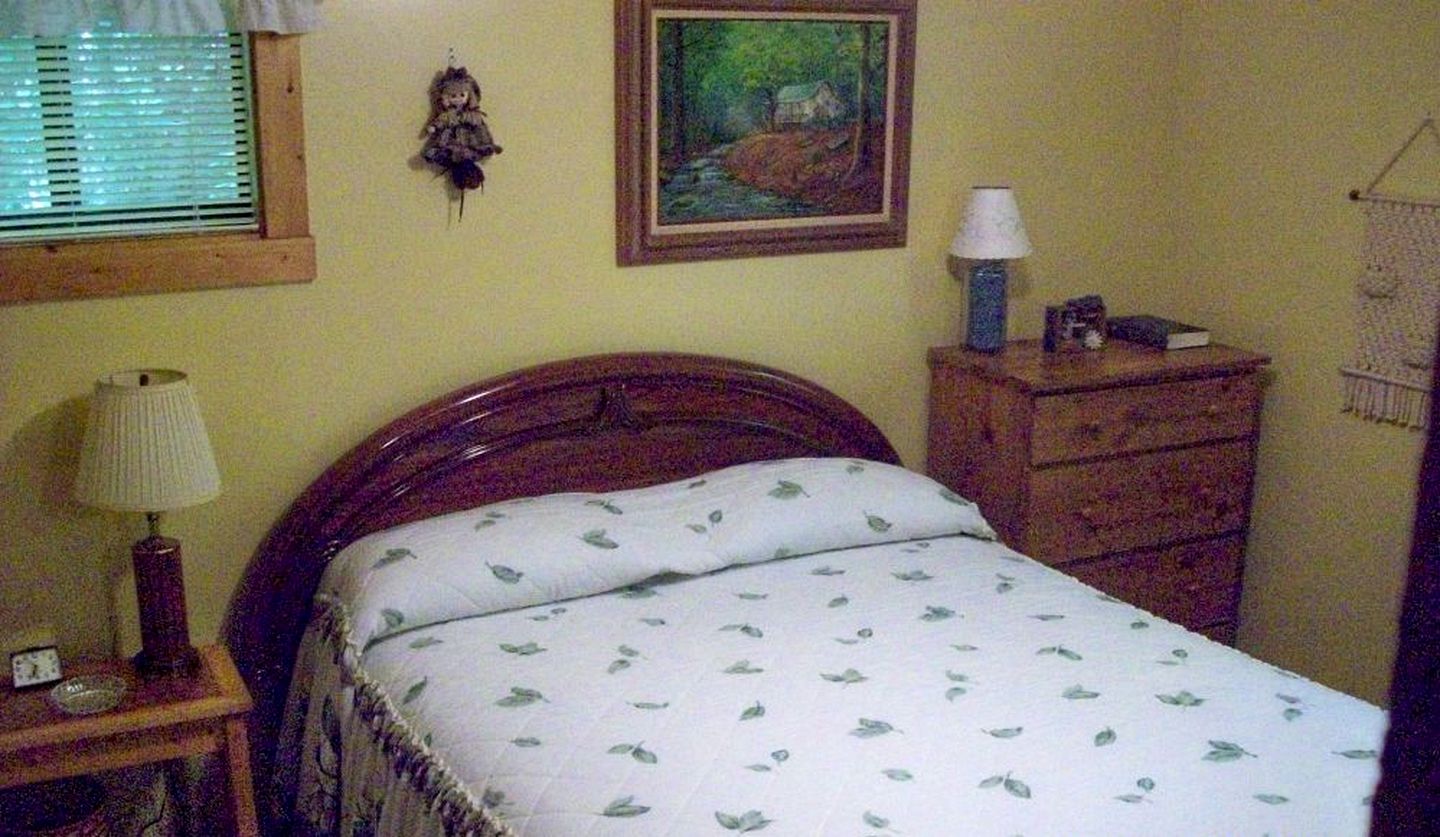 Comfortable Cottage Nestled on a Creek near Great Smoky Mountains National Park, Tennessee