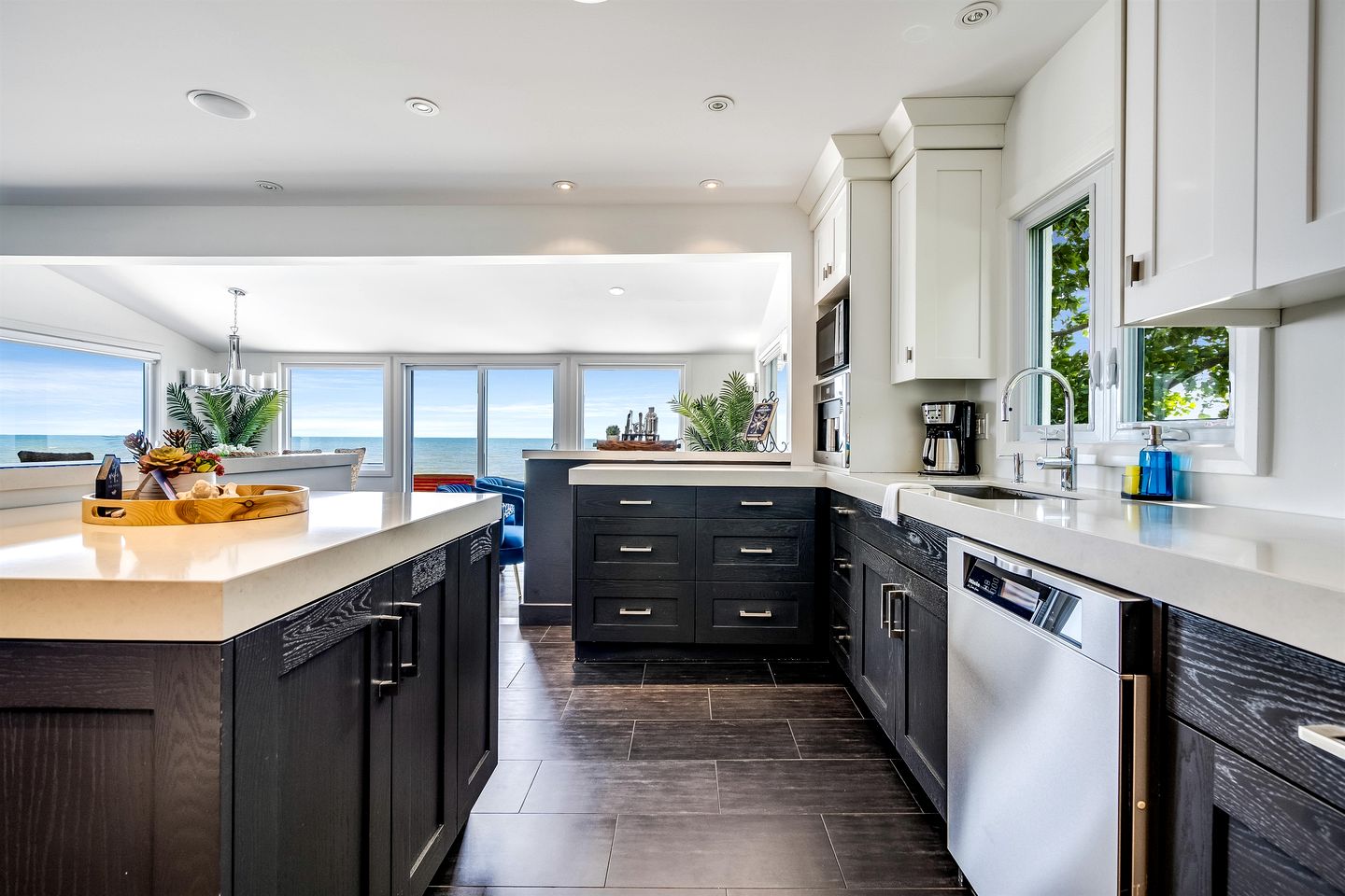 Beautiful Cottage with Swimming Pool in Kingsville, Ontario