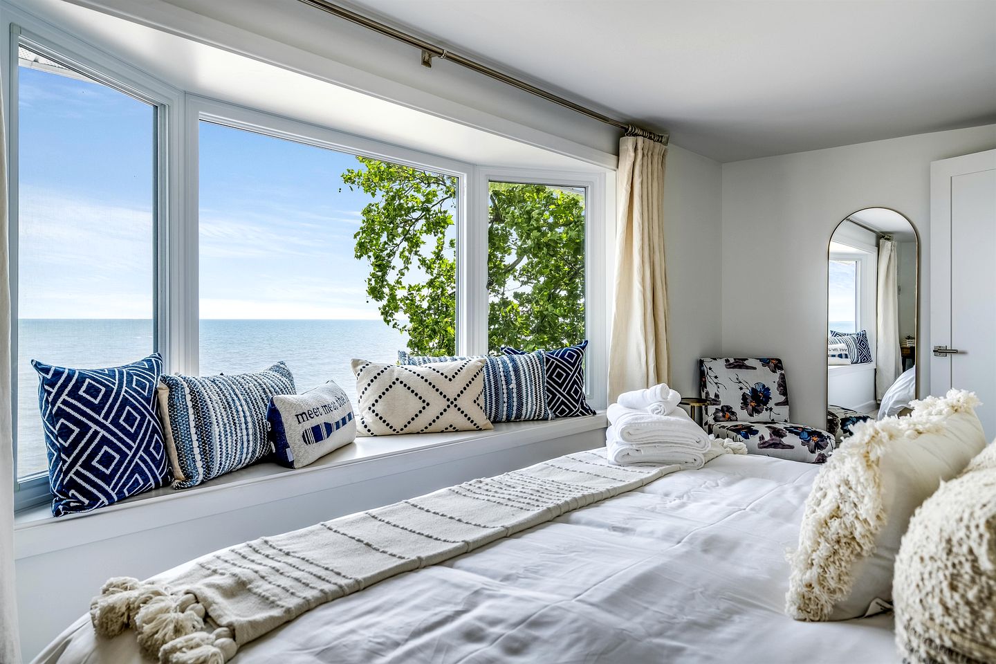 Beautiful Cottage with Swimming Pool in Kingsville, Ontario