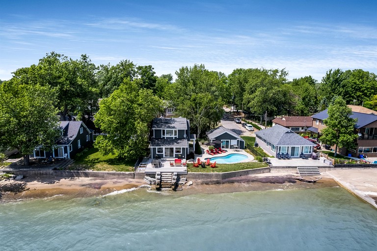 Cottages (Canada, Kingsville, Ontario)