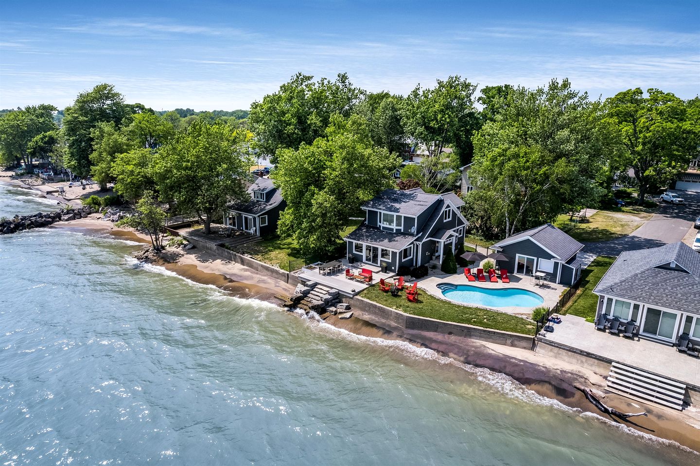 Beautiful Cottage with Swimming Pool in Kingsville, Ontario