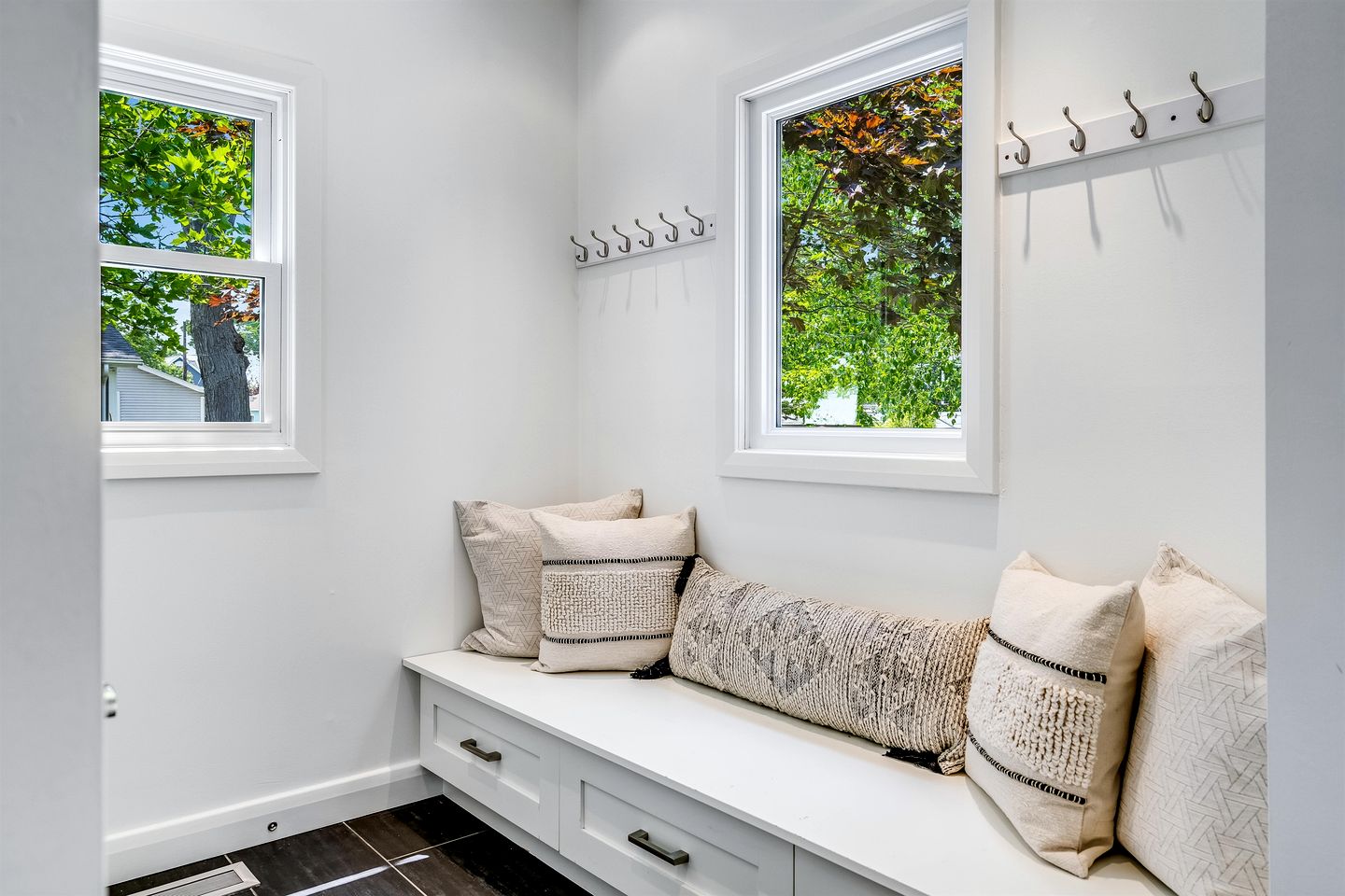 Beautiful Cottage with Swimming Pool in Kingsville, Ontario