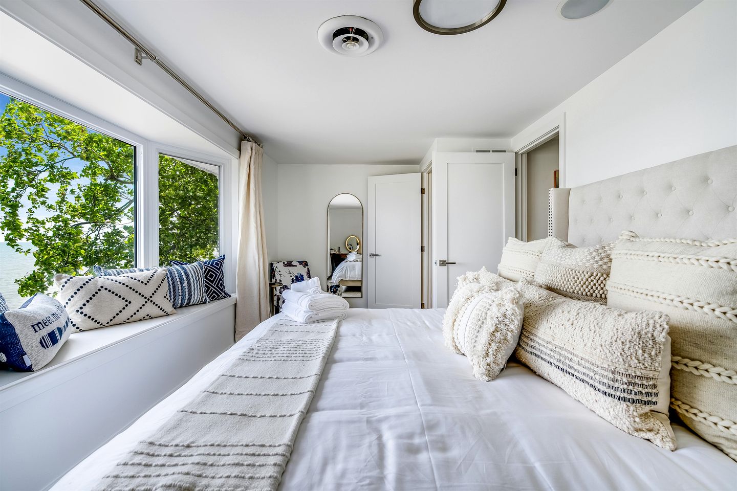 Beautiful Cottage with Swimming Pool in Kingsville, Ontario