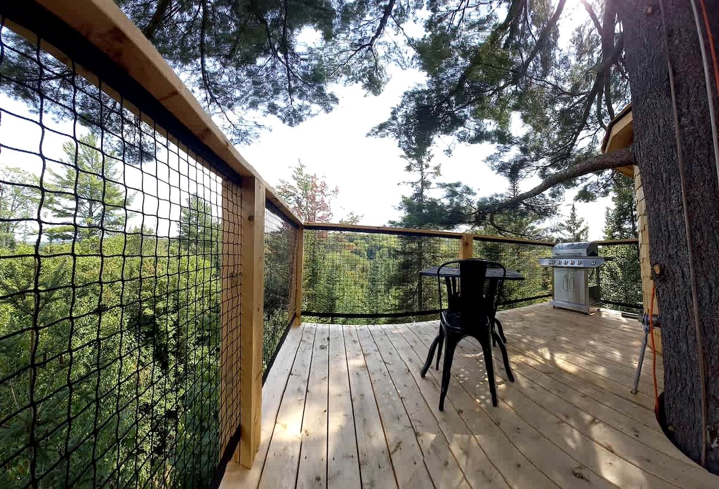 Beautiful Cozy Treehouse with Gorgeous Views from the Deck in Canada