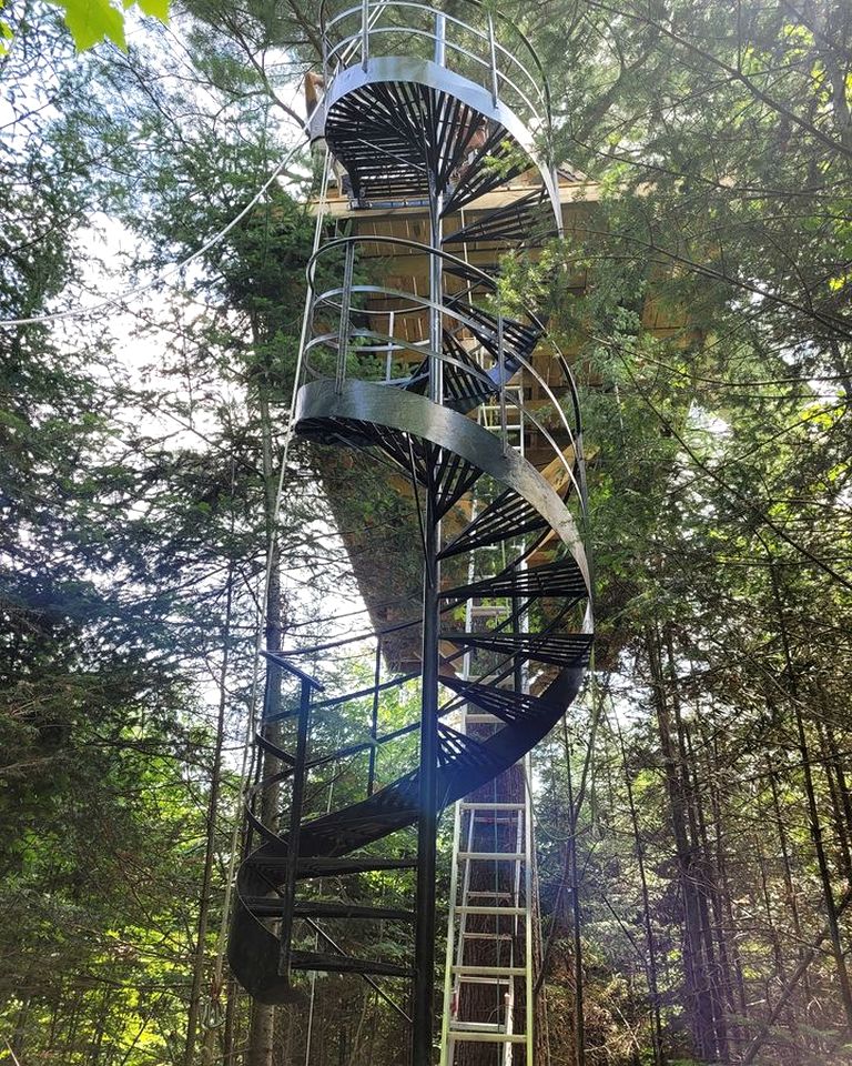 Beautiful Cozy Treehouse with Gorgeous Views from the Deck in Canada