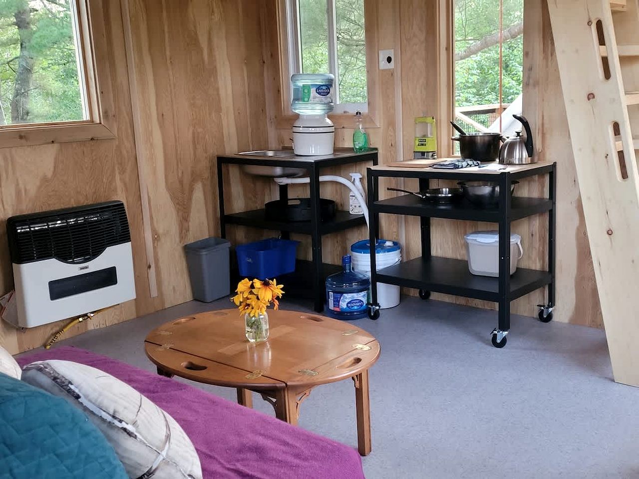 Beautiful Cozy Treehouse with Gorgeous Views from the Deck in Canada