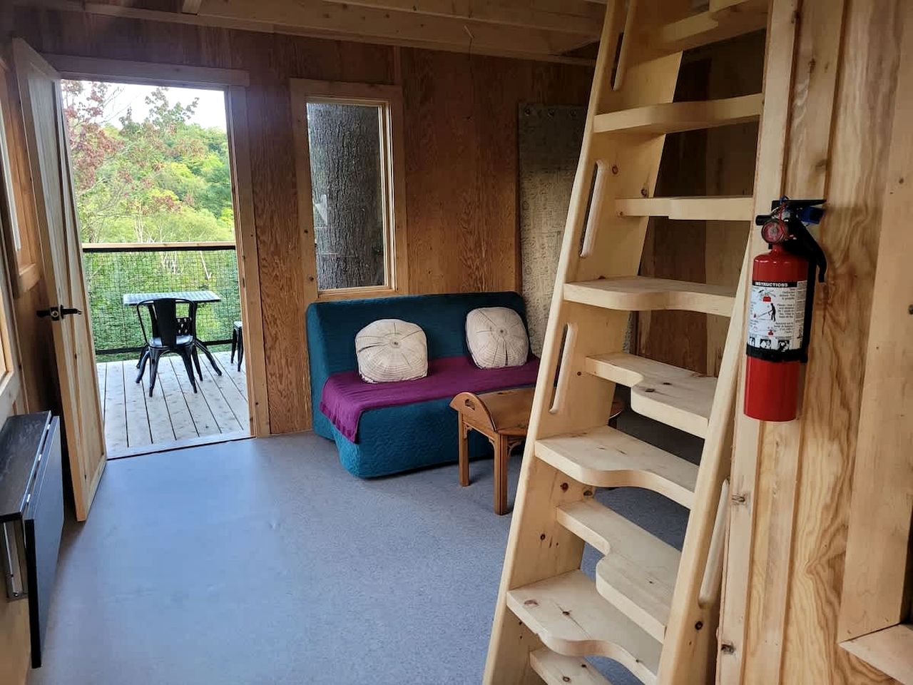 Beautiful Cozy Treehouse with Gorgeous Views from the Deck in Canada