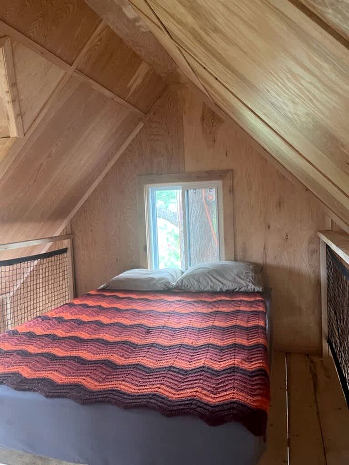 Beautiful Cozy Treehouse with Gorgeous Views from the Deck in Canada