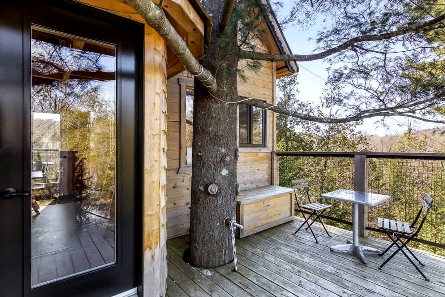 Beautiful Cozy Treehouse with Gorgeous Views from the Deck in Canada