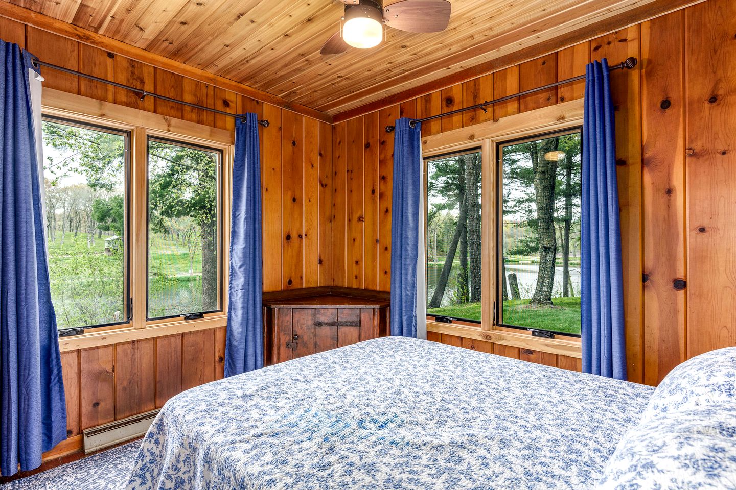 Beautiful Family Cabin with Cozy Interior and Exterior in Saint Croix Falls, Wisconsin