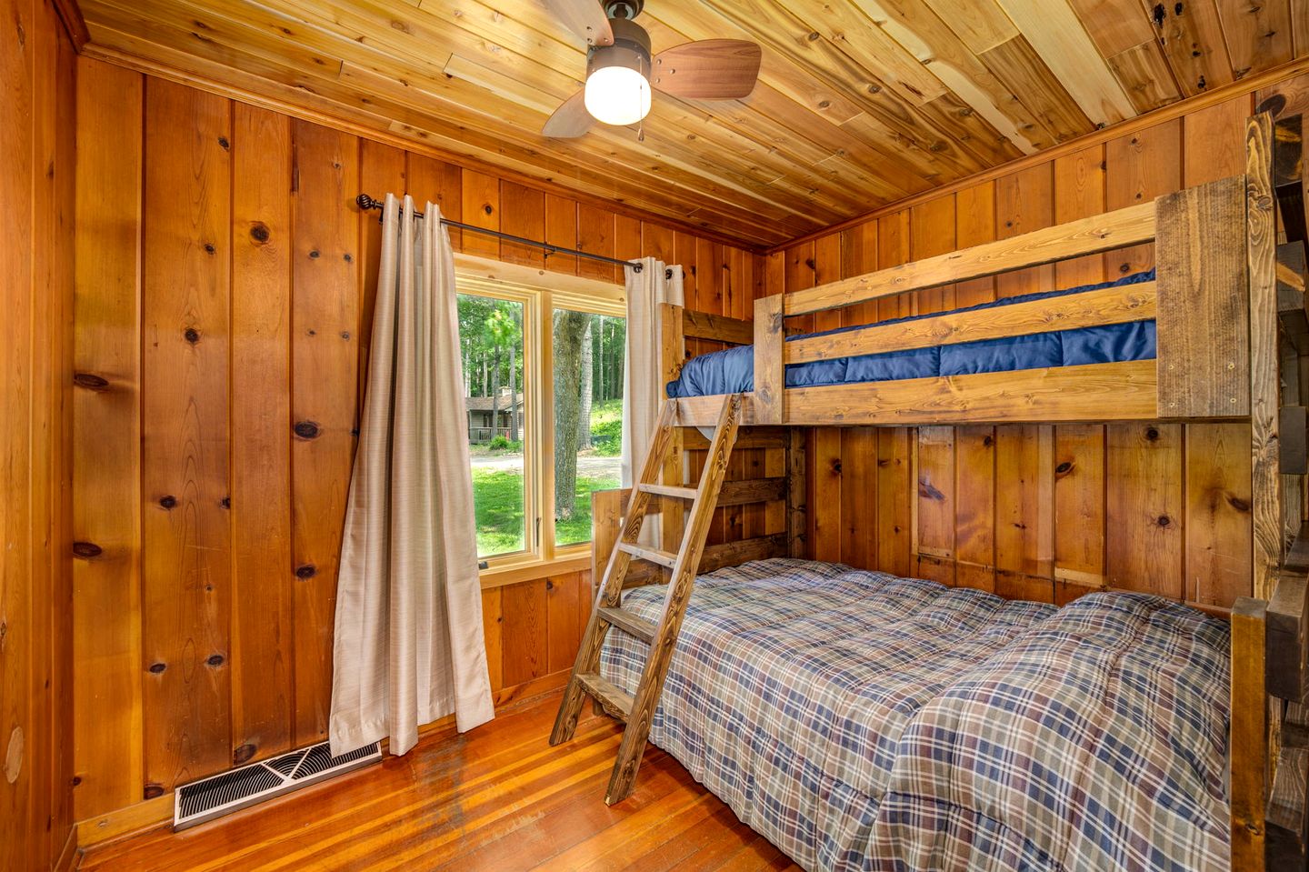 Beautiful Family Cabin with Cozy Interior and Exterior in Saint Croix Falls, Wisconsin