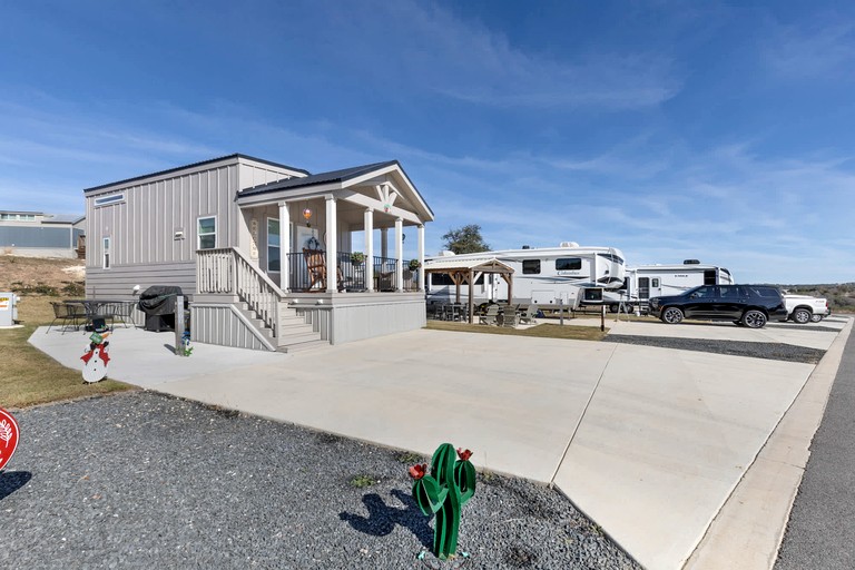 Stylish Tiny Home with Fire Pit & Stargazing Deck Near Fredericksburg, TX