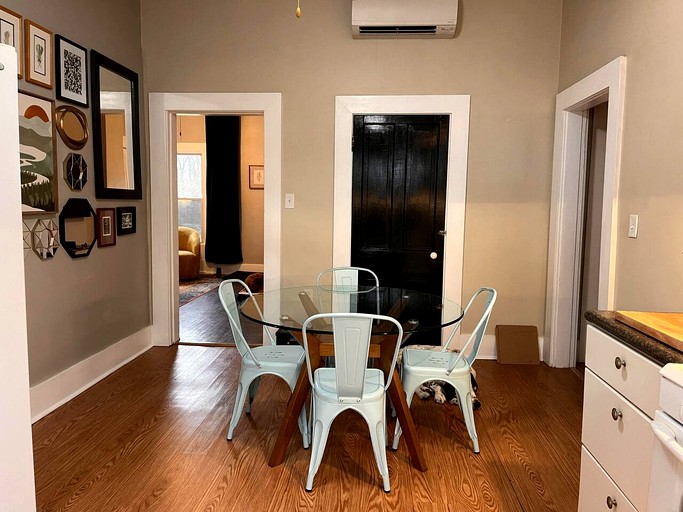 Cabins (United States of America, Hartsburg, Missouri)