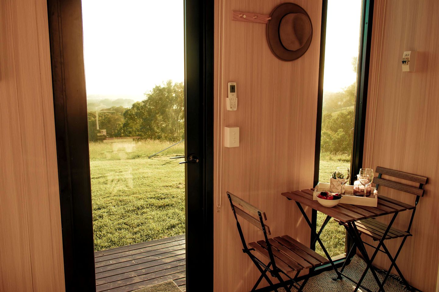 Beautiful Hilltop Tiny House with Breathtaking Views on a Cattle and Equine Training Property in Minimbah, New South Wales