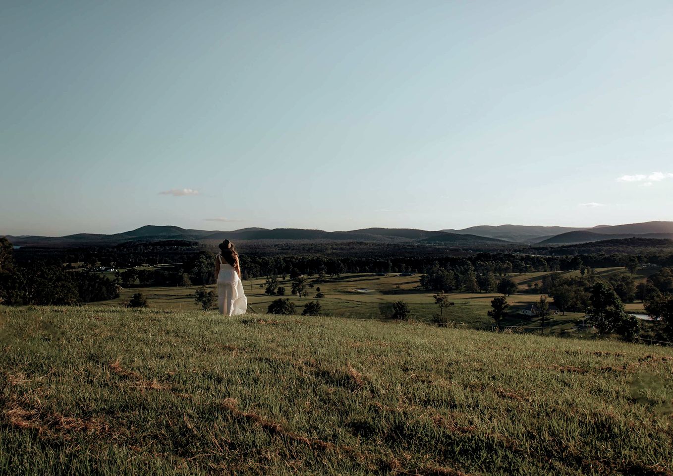 Beautiful Hilltop Tiny House with Breathtaking Views on a Cattle and Equine Training Property in Minimbah, New South Wales