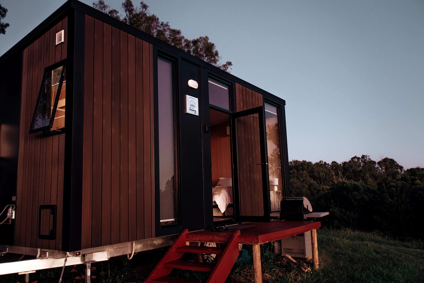 Beautiful Hilltop Tiny House with Breathtaking Views on a Cattle and Equine Training Property in Minimbah, New South Wales