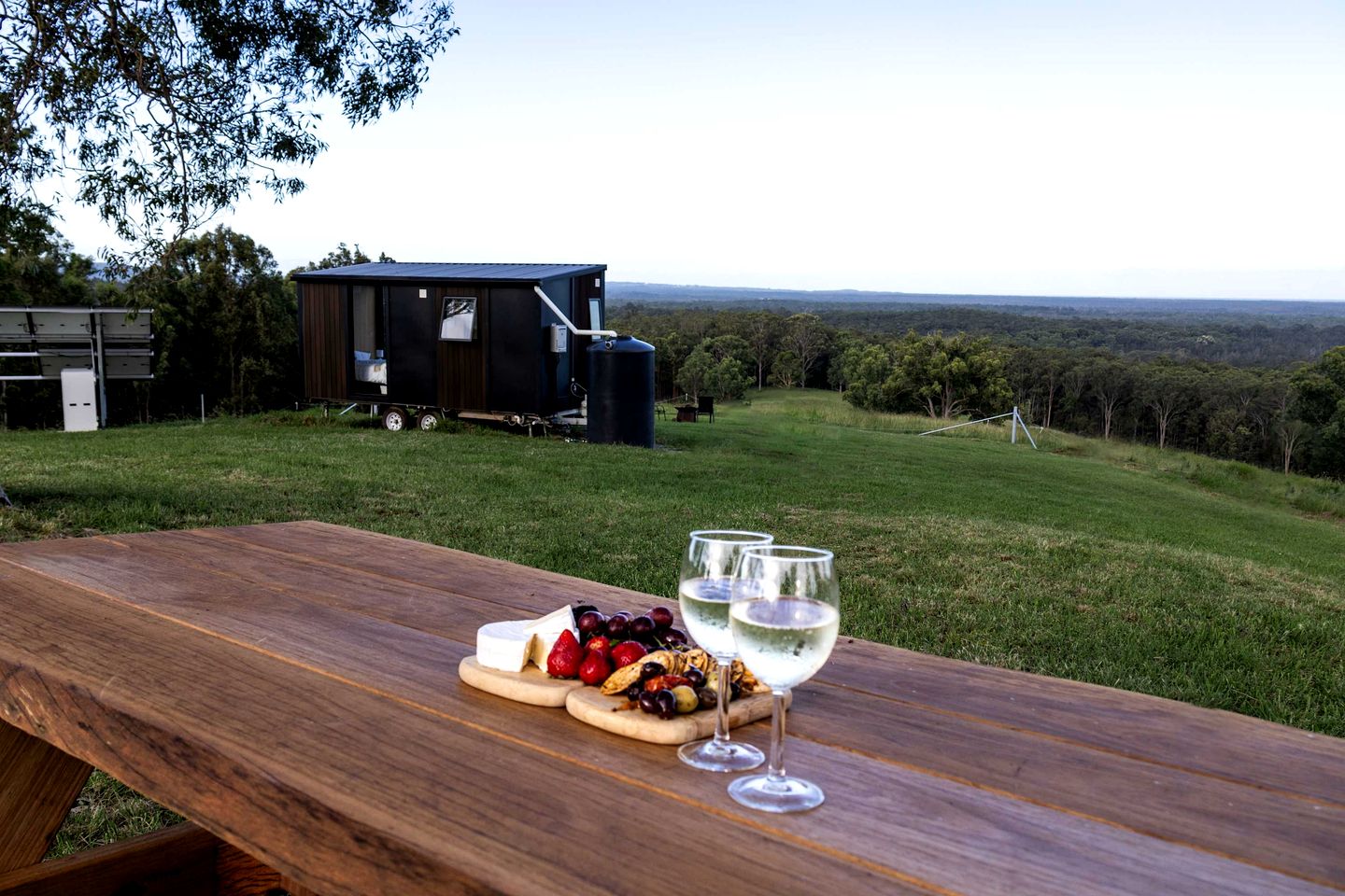 Beautiful Hilltop Tiny House with Breathtaking Views on a Cattle and Equine Training Property in Minimbah, New South Wales