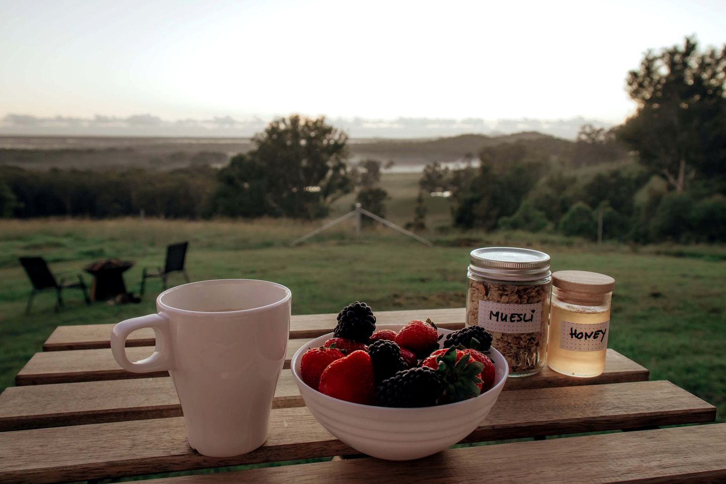 Beautiful Hilltop Tiny House with Breathtaking Views on a Cattle and Equine Training Property in Minimbah, New South Wales