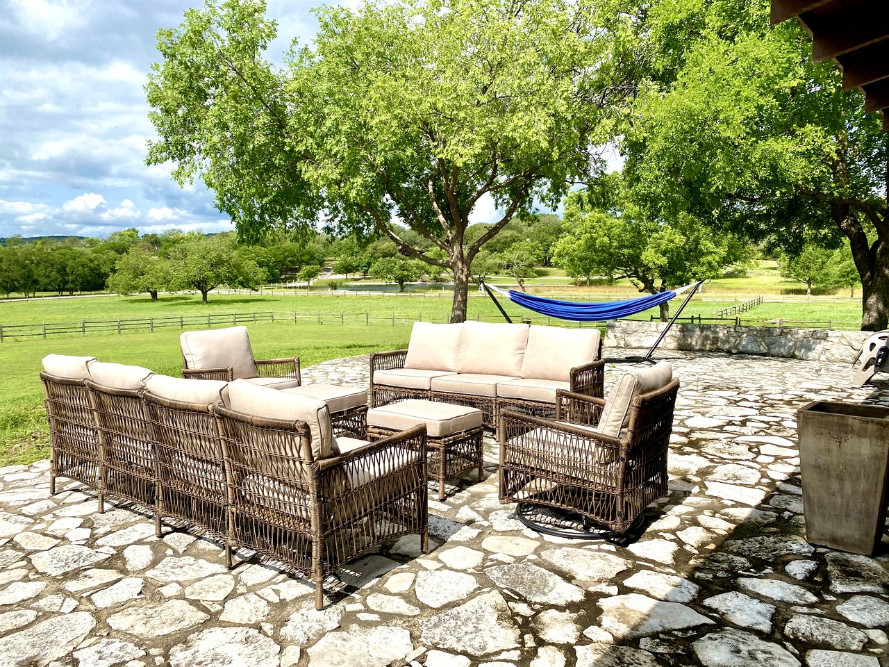 Beautiful Lakeside Rental with Hot-Tub in Igram, Texas, Perfect for Family Glamping Trips