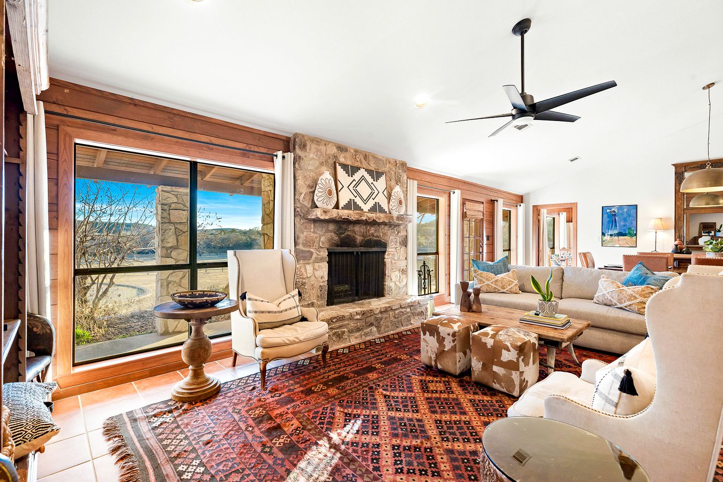 Beautiful Lakeside Rental with Hot-Tub in Igram, Texas, Perfect for Family Glamping Trips