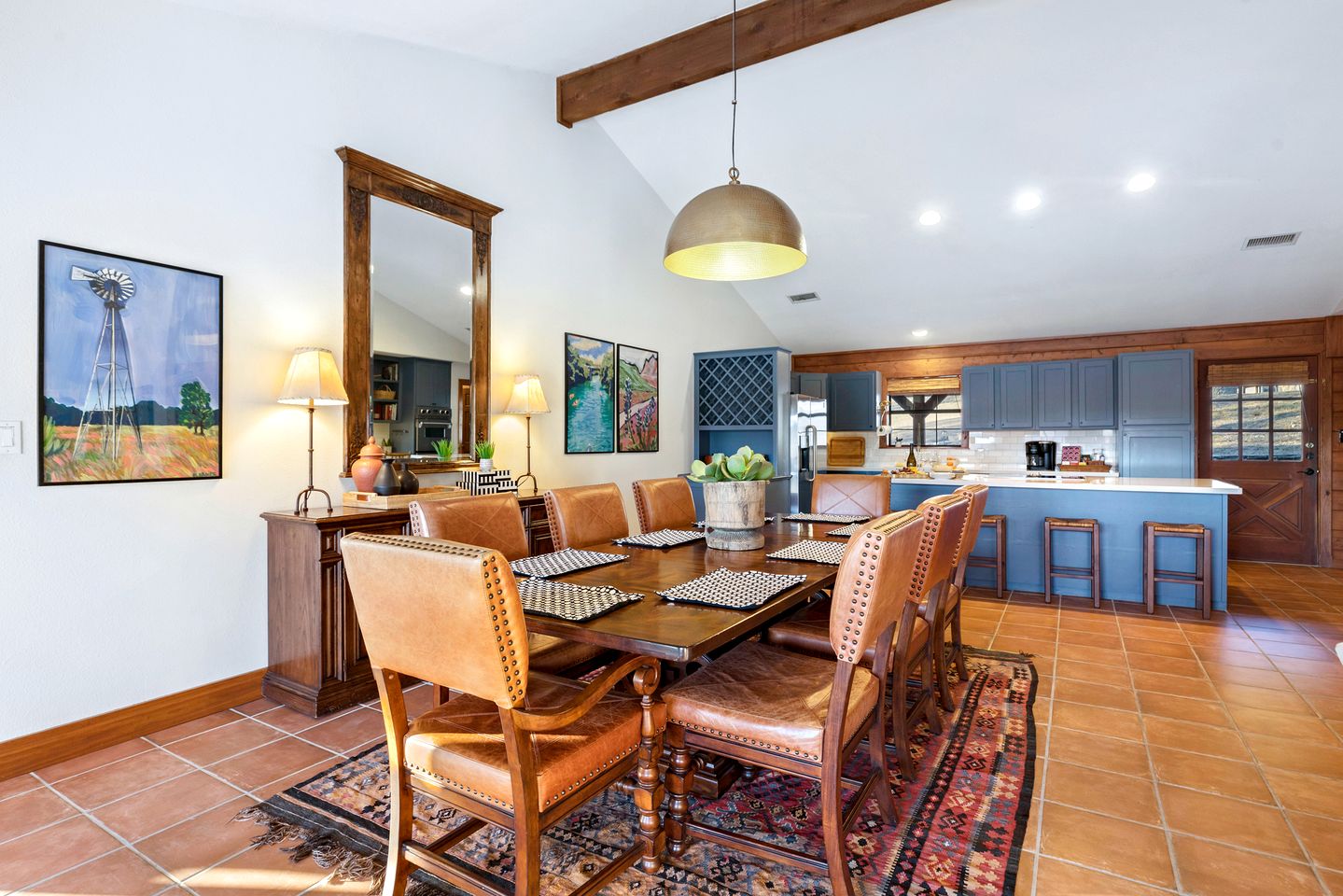 Beautiful Lakeside Rental with Hot-Tub in Igram, Texas, Perfect for Family Glamping Trips