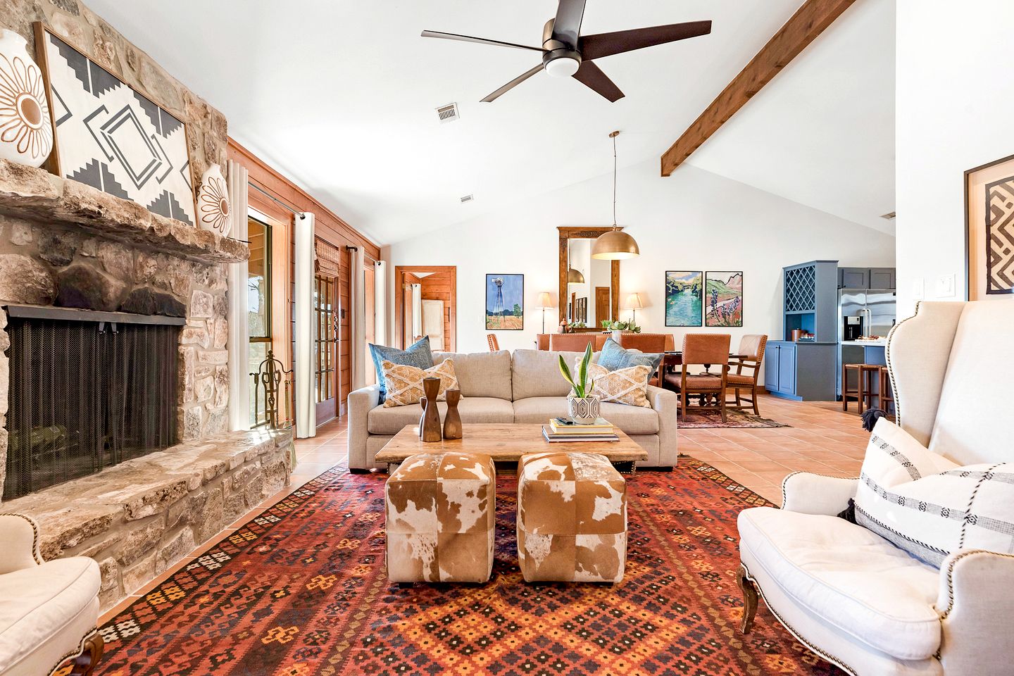 Beautiful Lakeside Rental with Hot-Tub in Igram, Texas, Perfect for Family Glamping Trips