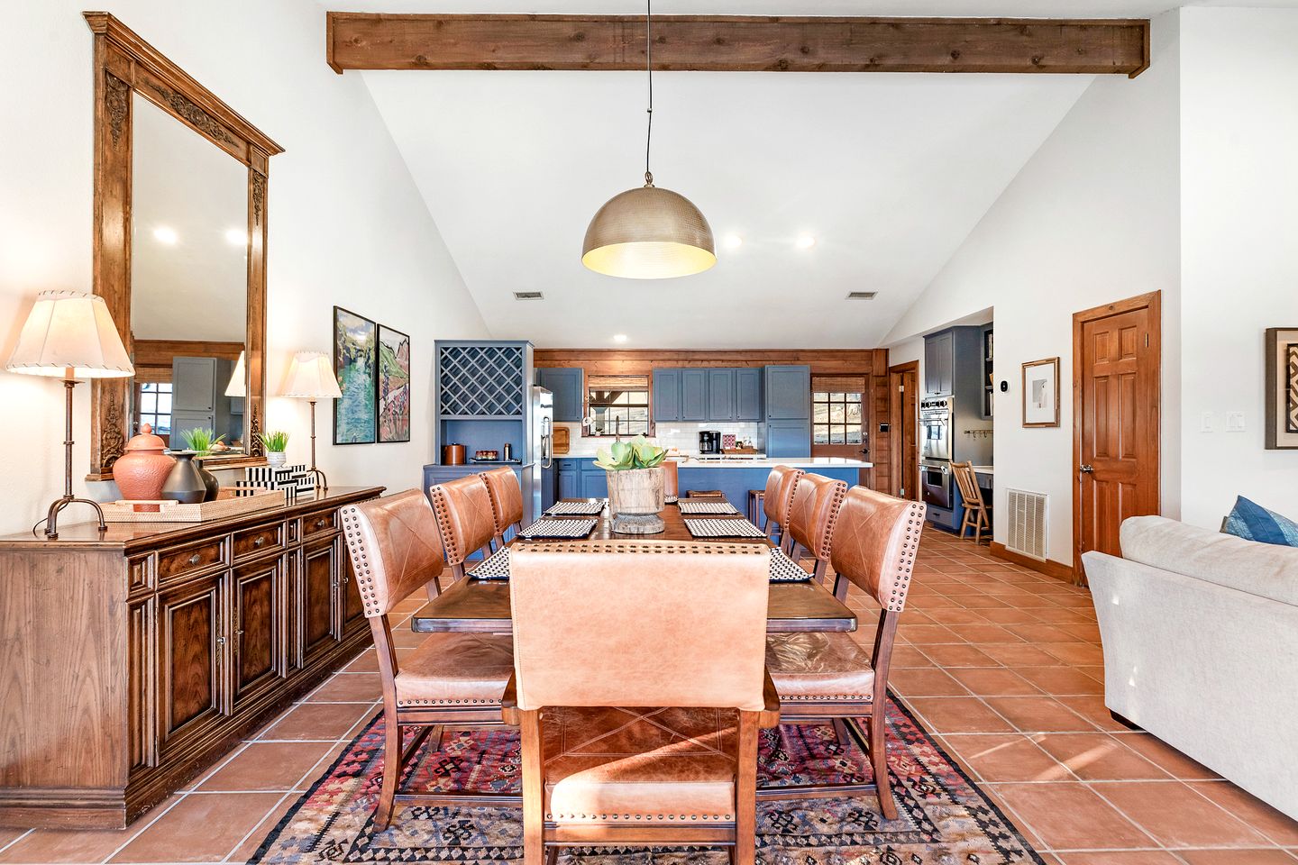 Beautiful Lakeside Rental with Hot-Tub in Igram, Texas, Perfect for Family Glamping Trips