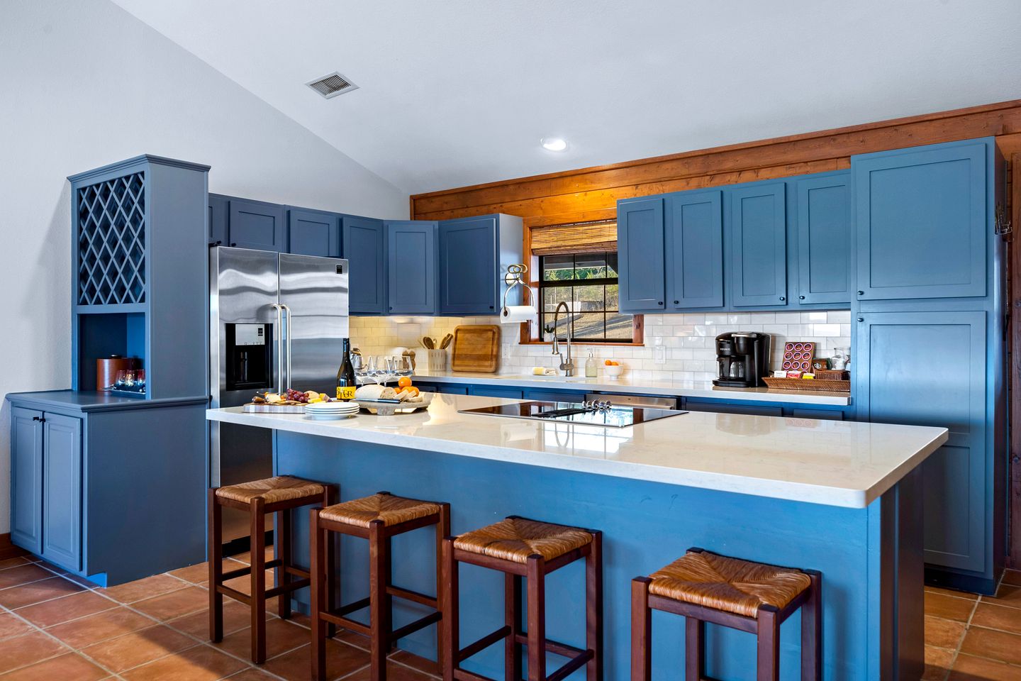 Beautiful Lakeside Rental with Hot-Tub in Igram, Texas, Perfect for Family Glamping Trips