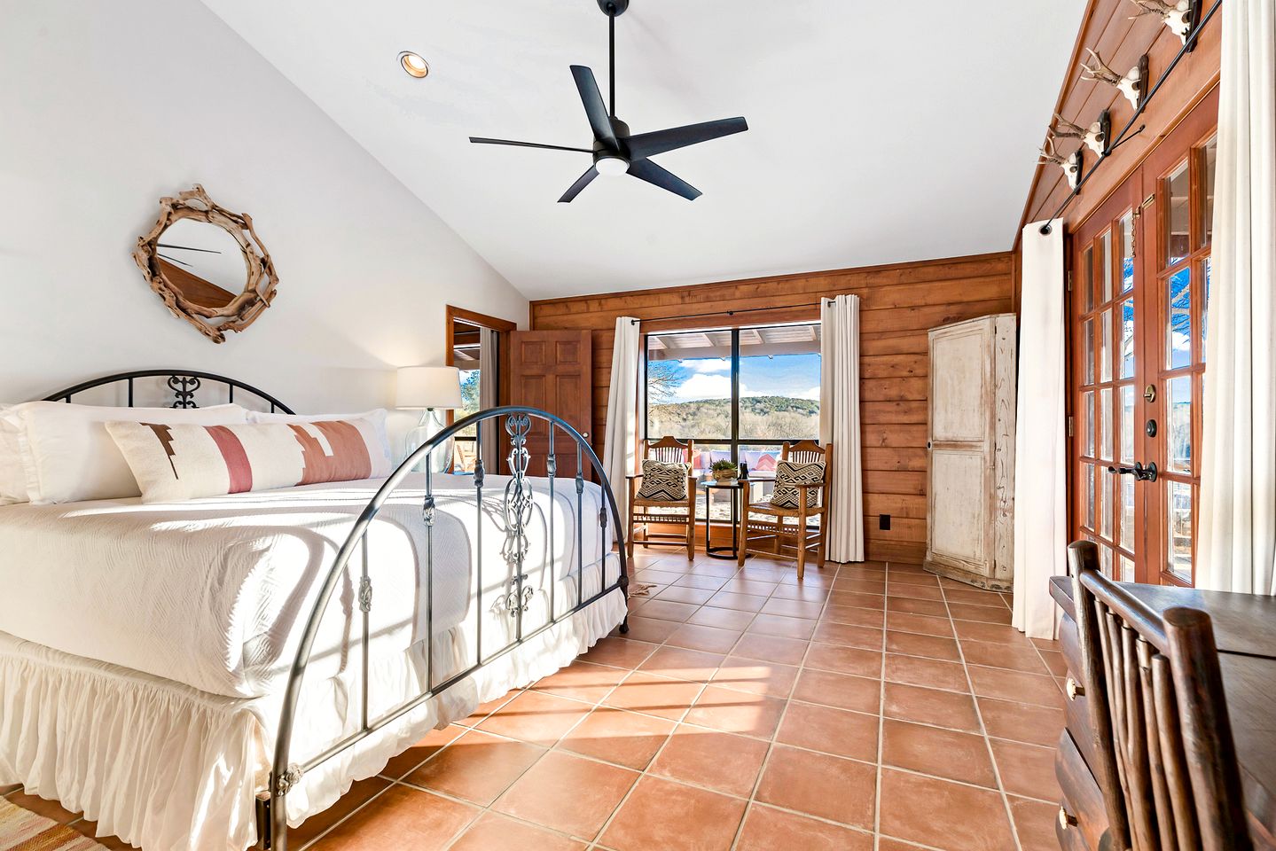 Beautiful Lakeside Rental with Hot-Tub in Igram, Texas, Perfect for Family Glamping Trips