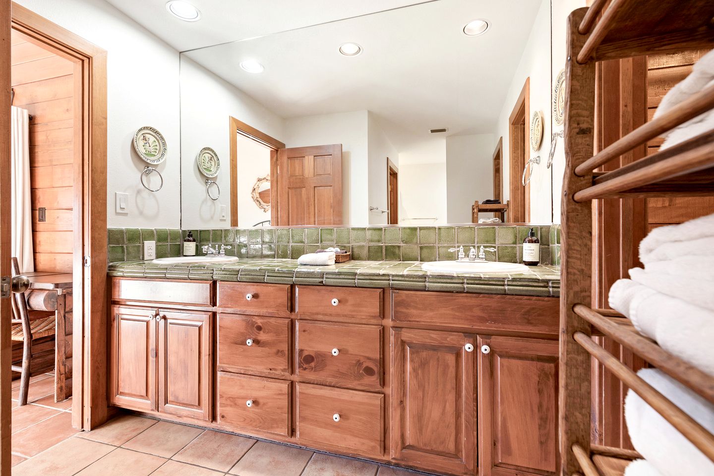 Beautiful Lakeside Rental with Hot-Tub in Igram, Texas, Perfect for Family Glamping Trips