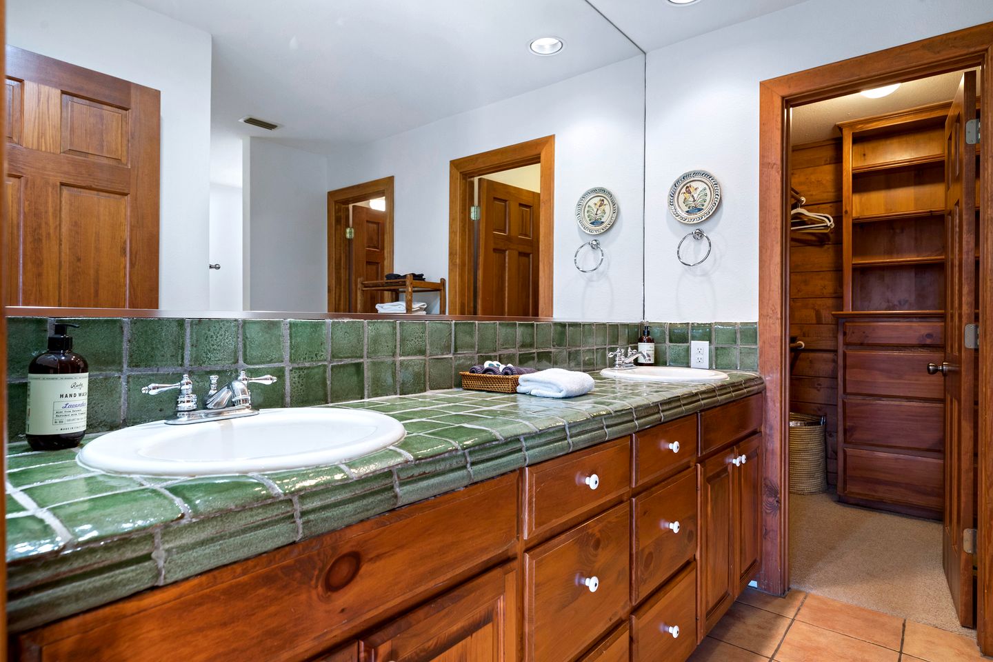 Beautiful Lakeside Rental with Hot-Tub in Igram, Texas, Perfect for Family Glamping Trips