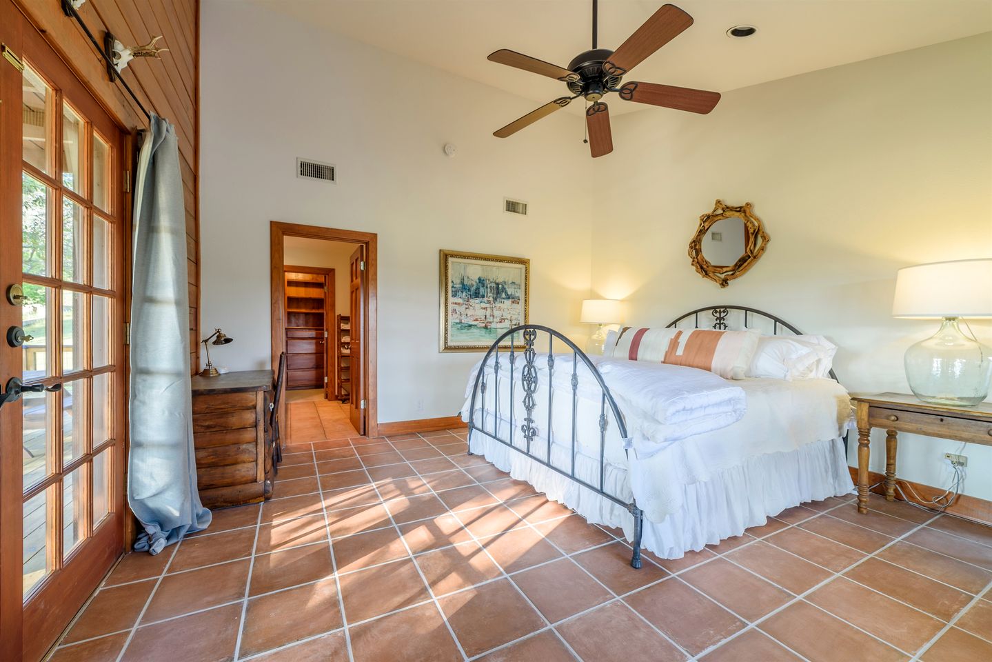 Beautiful Lakeside Rental with Hot-Tub in Igram, Texas, Perfect for Family Glamping Trips