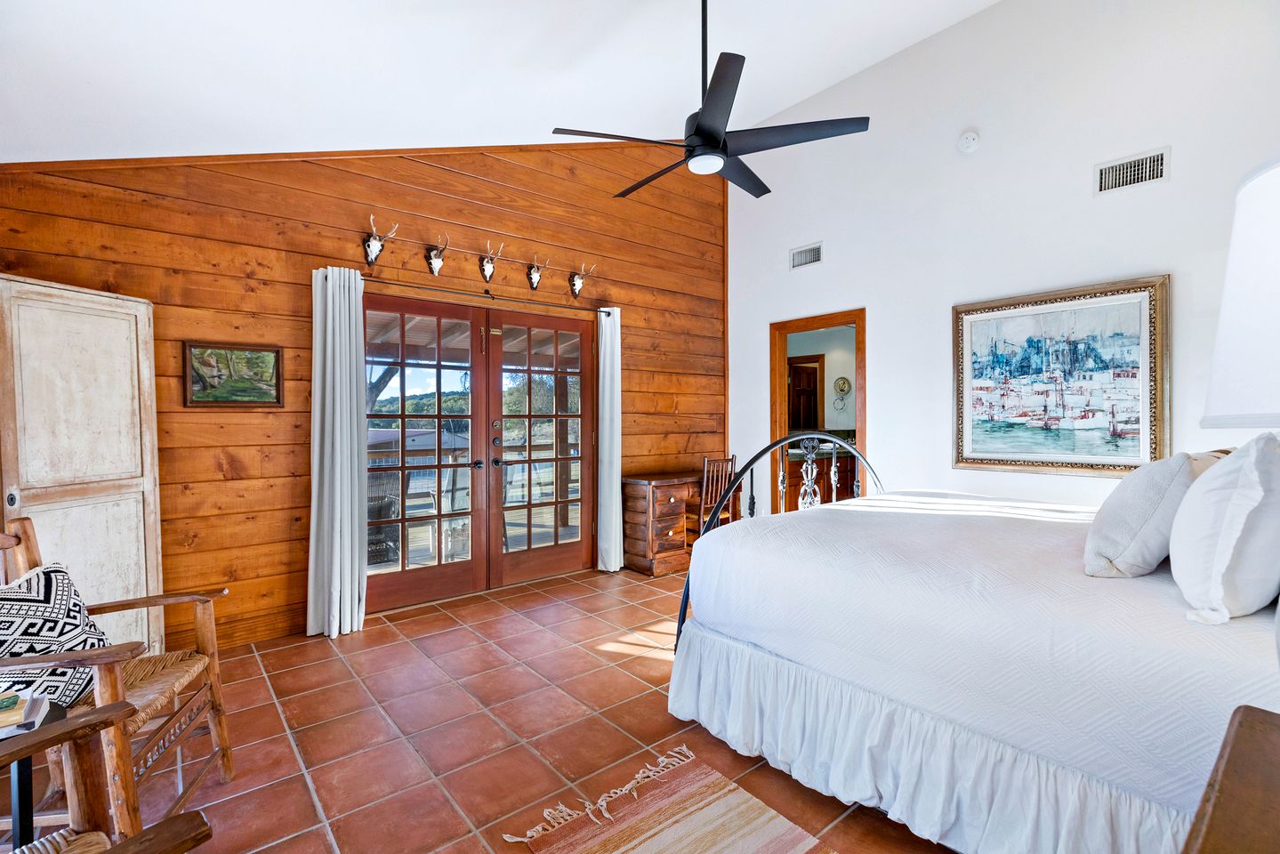 Beautiful Lakeside Rental with Hot-Tub in Igram, Texas, Perfect for Family Glamping Trips