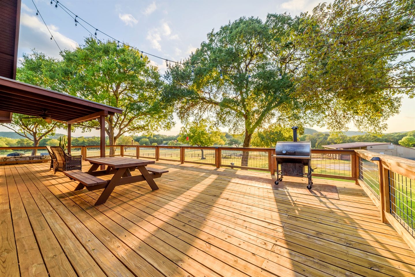 Beautiful Lakeside Rental with Hot-Tub in Igram, Texas, Perfect for Family Glamping Trips