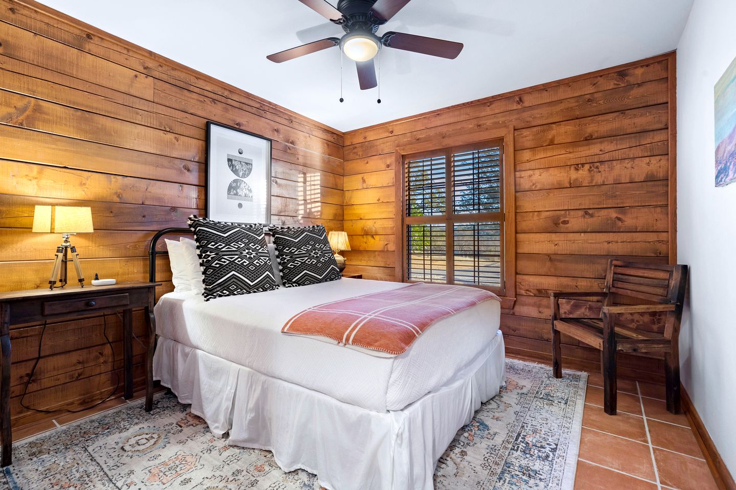 Beautiful Lakeside Rental with Hot-Tub in Igram, Texas, Perfect for Family Glamping Trips