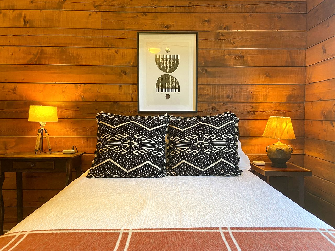 Beautiful Lakeside Rental with Hot-Tub in Igram, Texas, Perfect for Family Glamping Trips