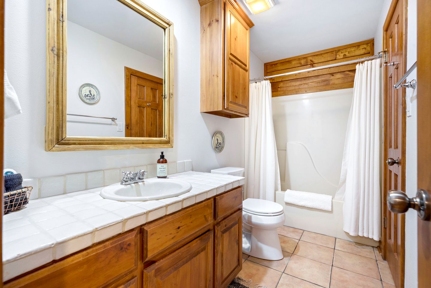 Beautiful Lakeside Rental with Hot-Tub in Igram, Texas, Perfect for Family Glamping Trips