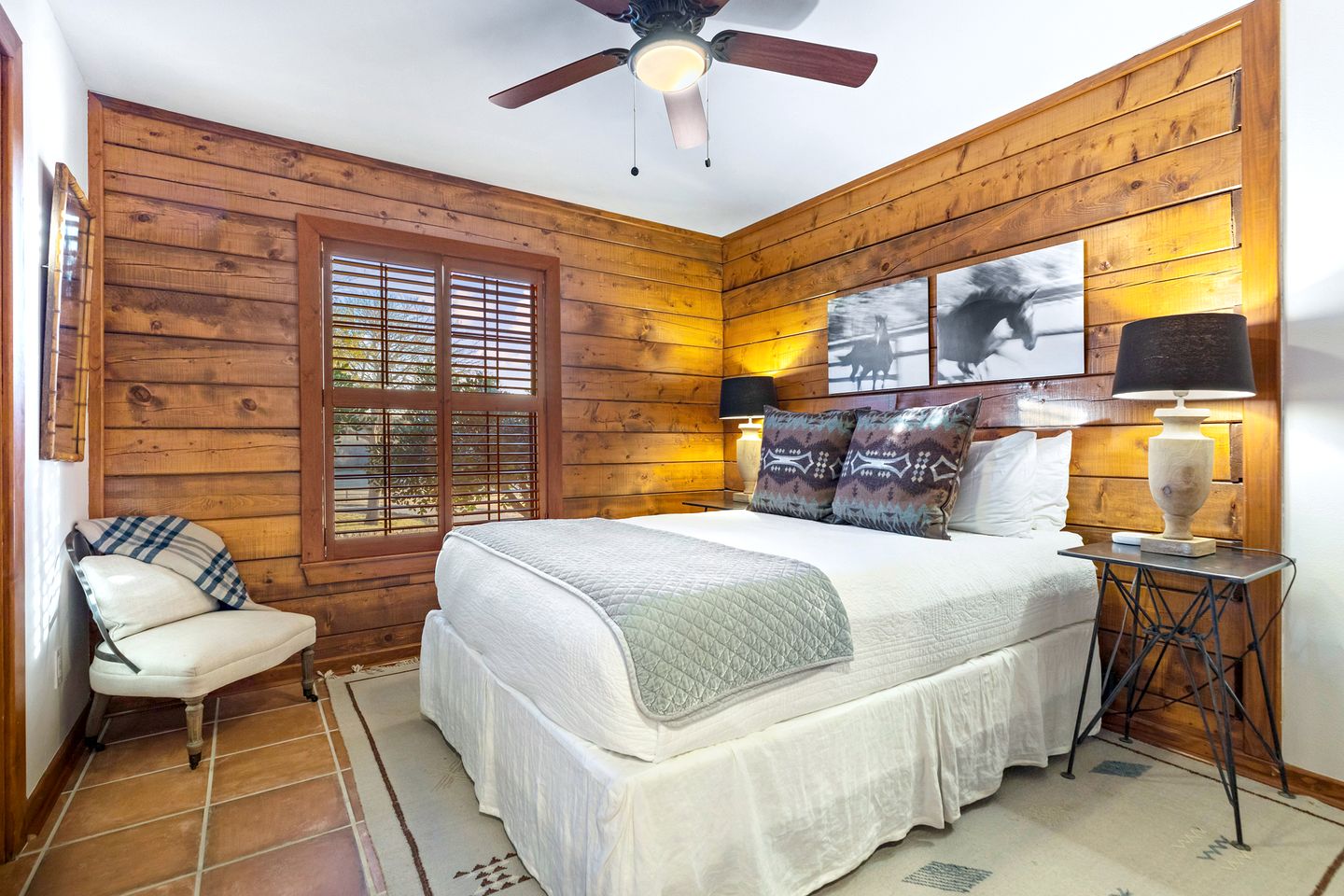 Beautiful Lakeside Rental with Hot-Tub in Igram, Texas, Perfect for Family Glamping Trips