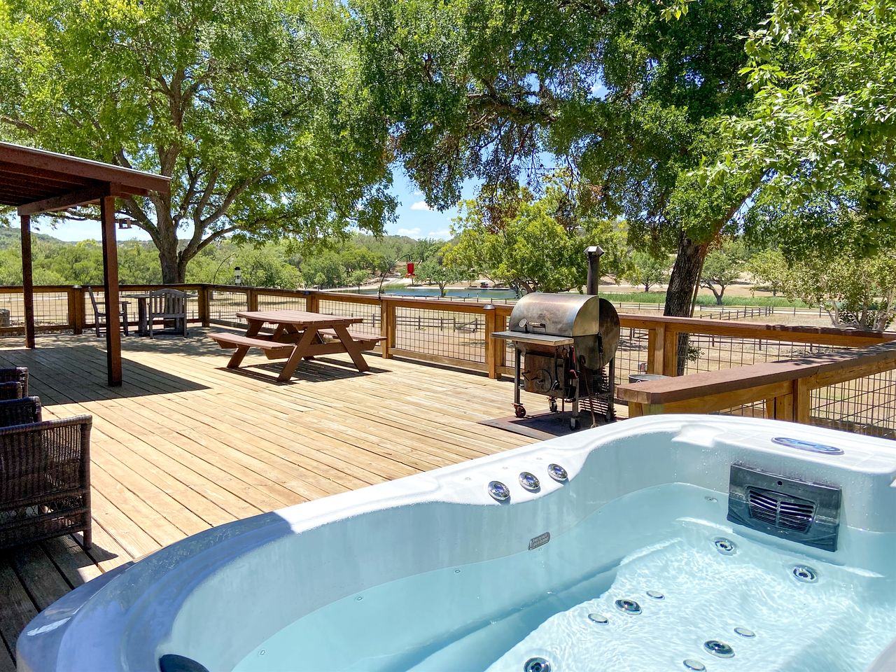 Beautiful Lakeside Rental with Hot-Tub in Igram, Texas, Perfect for Family Glamping Trips