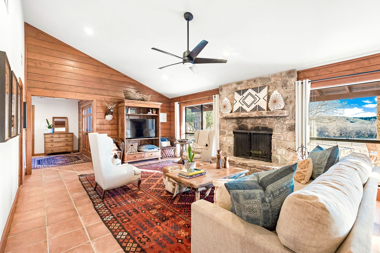 Beautiful Lakeside Rental with Hot-Tub in Igram, Texas, Perfect for Family Glamping Trips