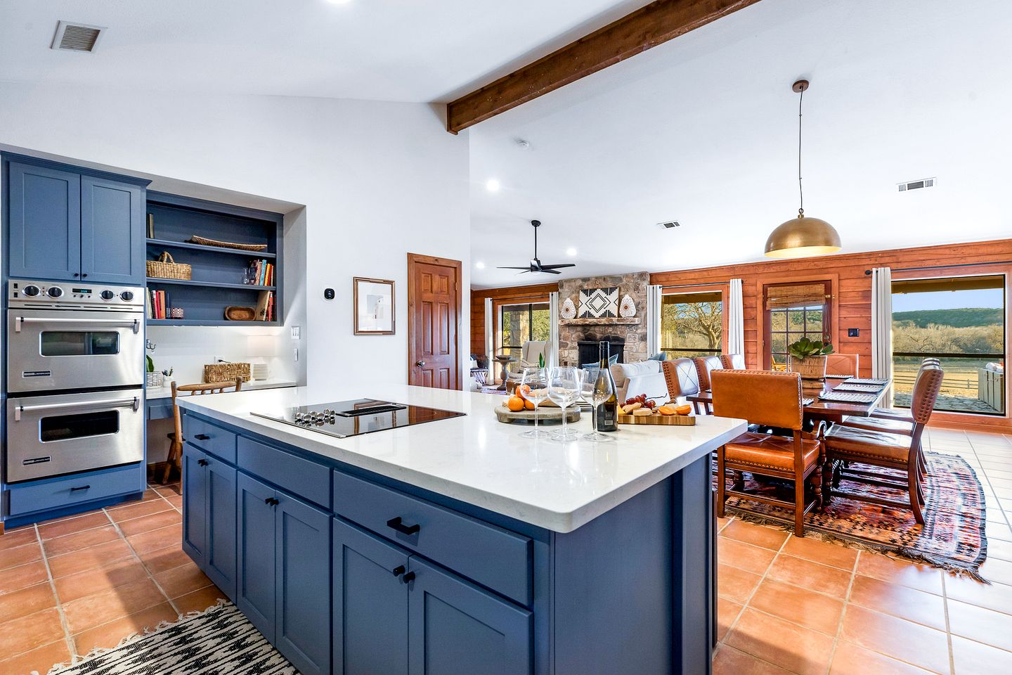 Beautiful Lakeside Rental with Hot-Tub in Igram, Texas, Perfect for Family Glamping Trips